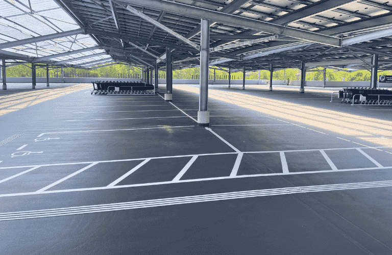 parking avec étanchéité liquide à prise rapide, et signalétique